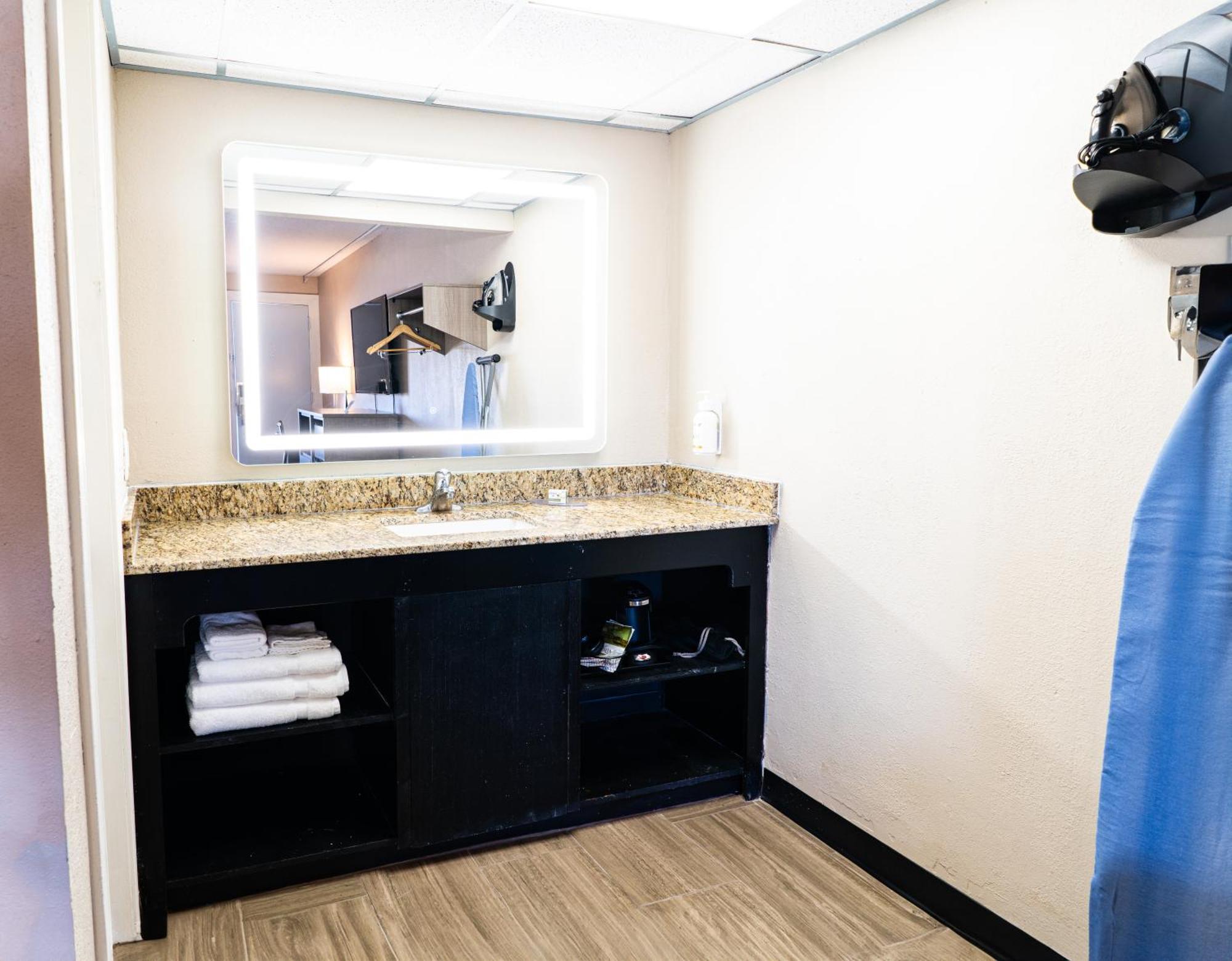 Super 8 By Wyndham Corpus Christi Airport Hotel Екстериор снимка