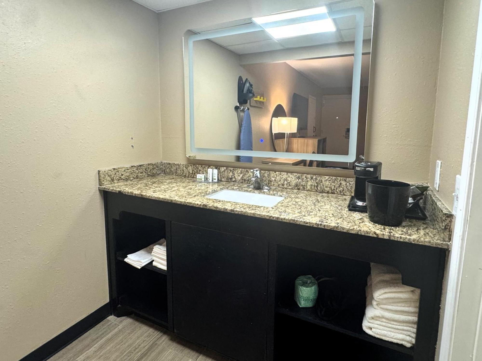 Super 8 By Wyndham Corpus Christi Airport Hotel Екстериор снимка