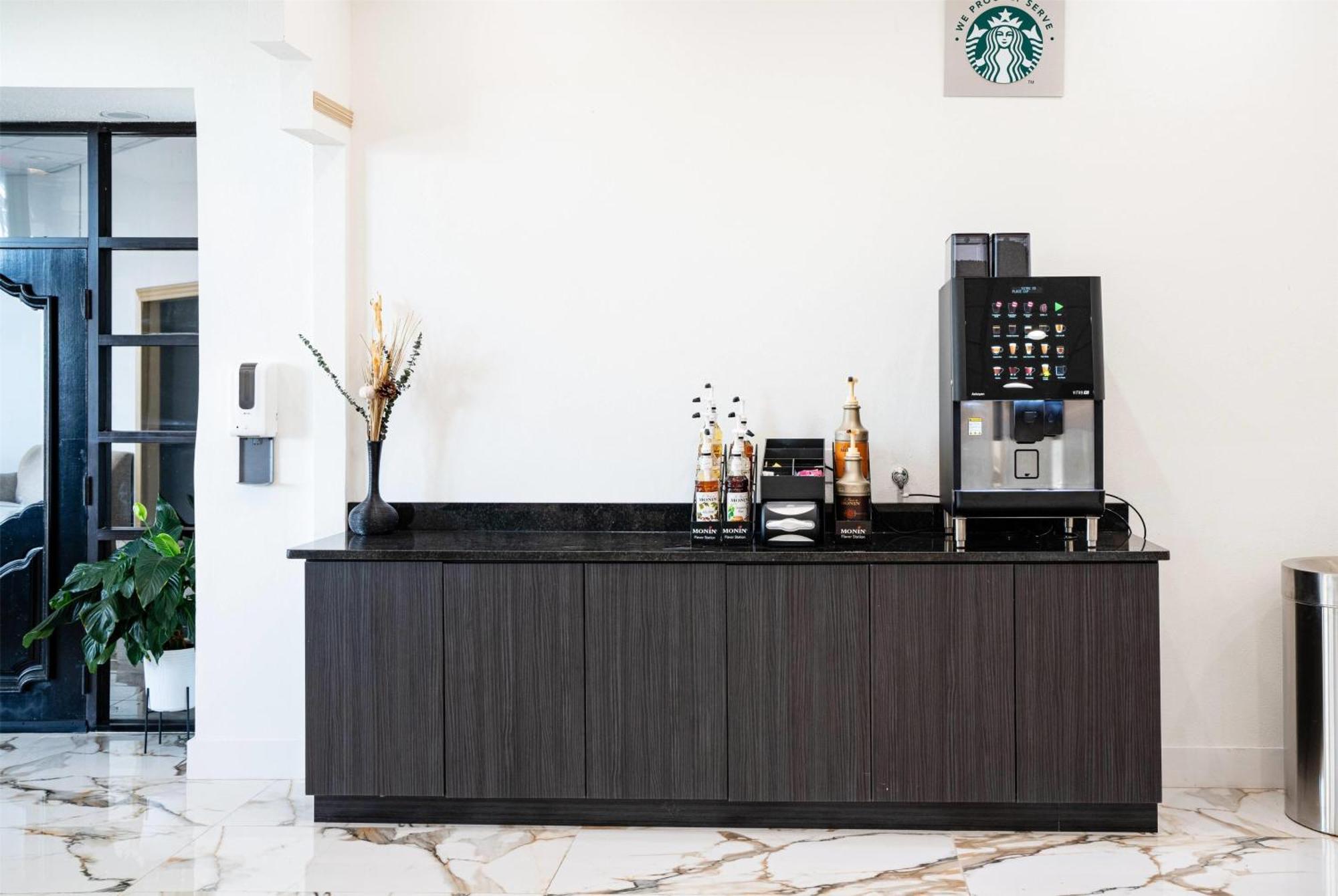 Super 8 By Wyndham Corpus Christi Airport Hotel Екстериор снимка