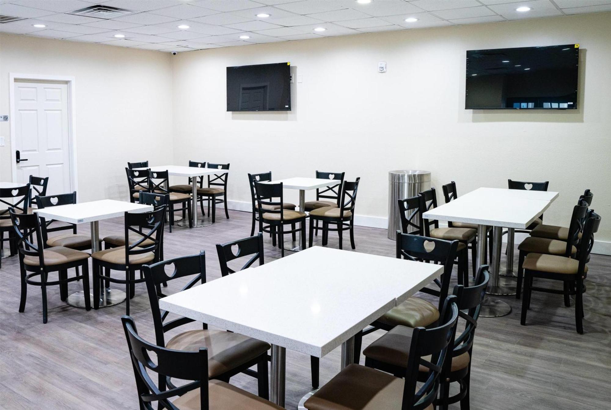 Super 8 By Wyndham Corpus Christi Airport Hotel Екстериор снимка