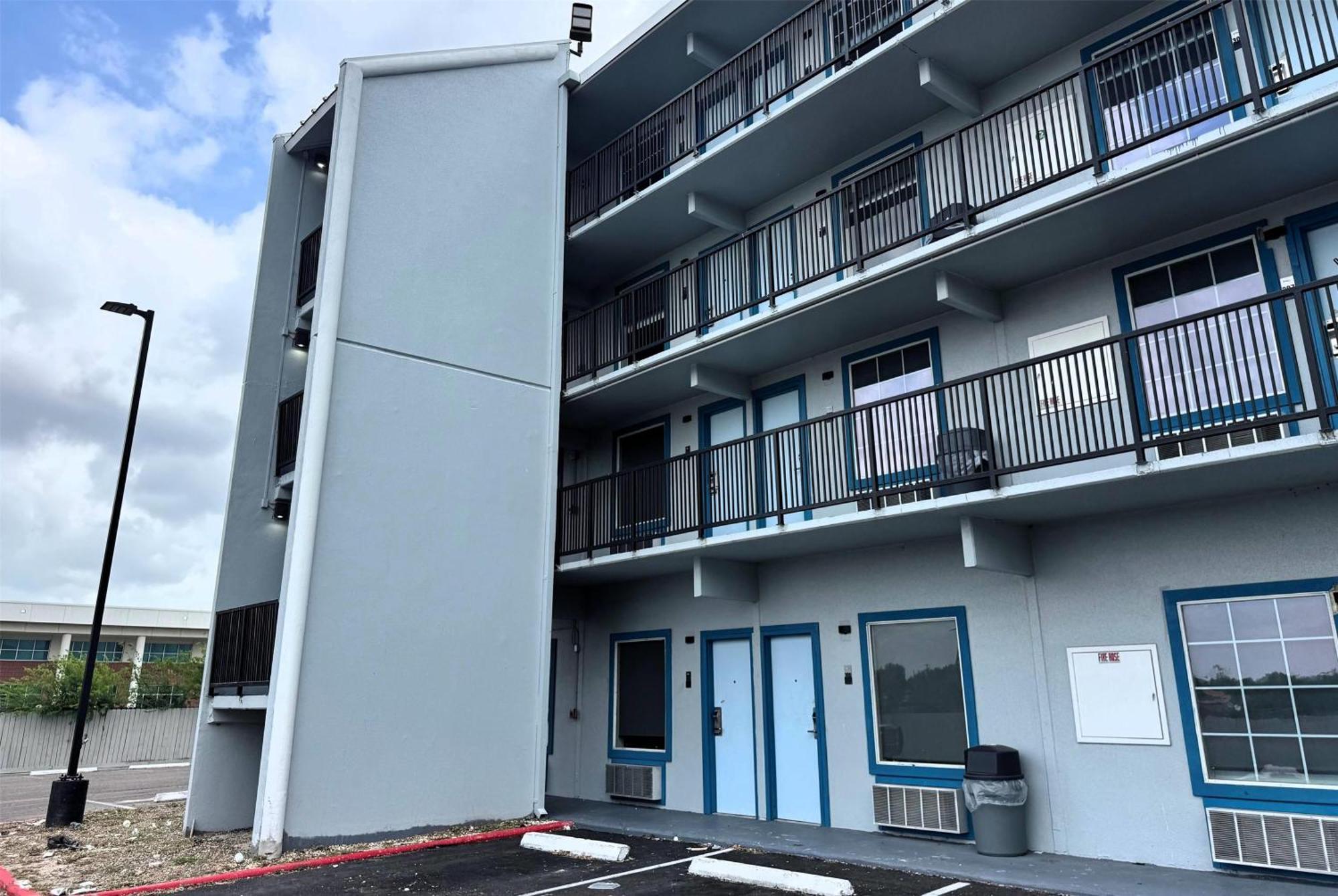 Super 8 By Wyndham Corpus Christi Airport Hotel Екстериор снимка