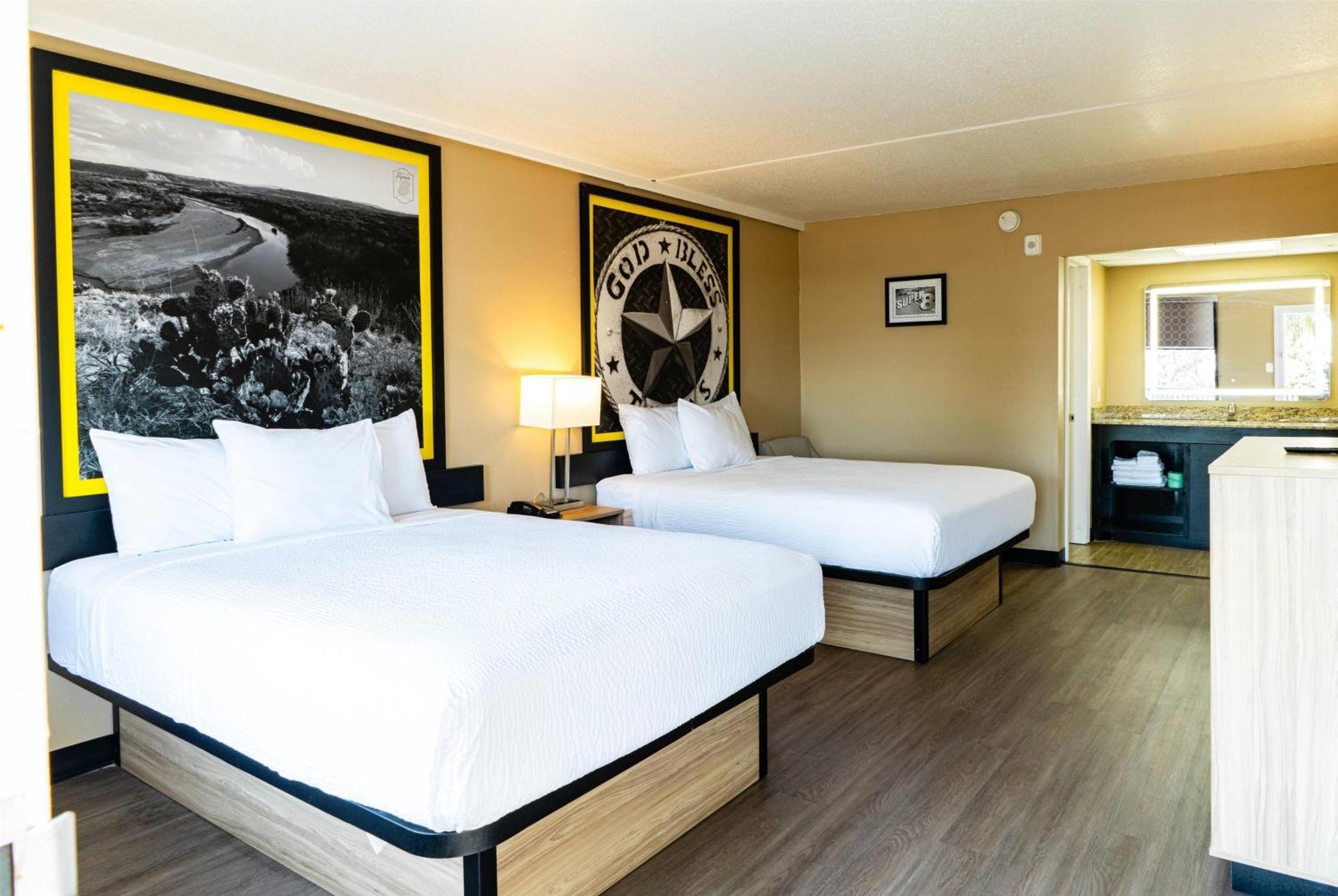Super 8 By Wyndham Corpus Christi Airport Hotel Екстериор снимка
