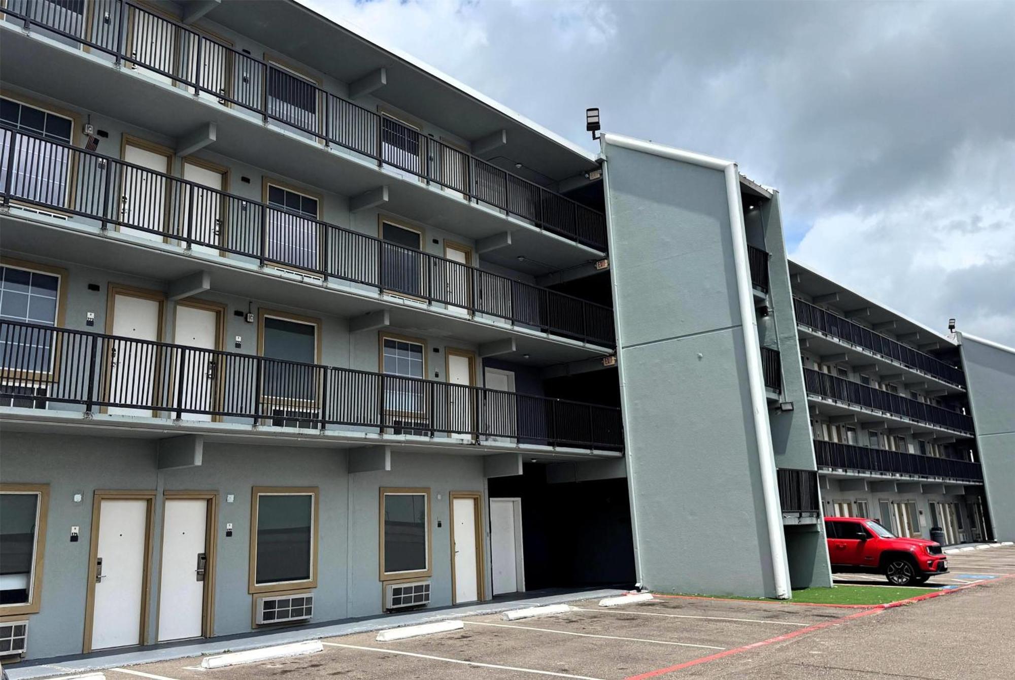 Super 8 By Wyndham Corpus Christi Airport Hotel Екстериор снимка