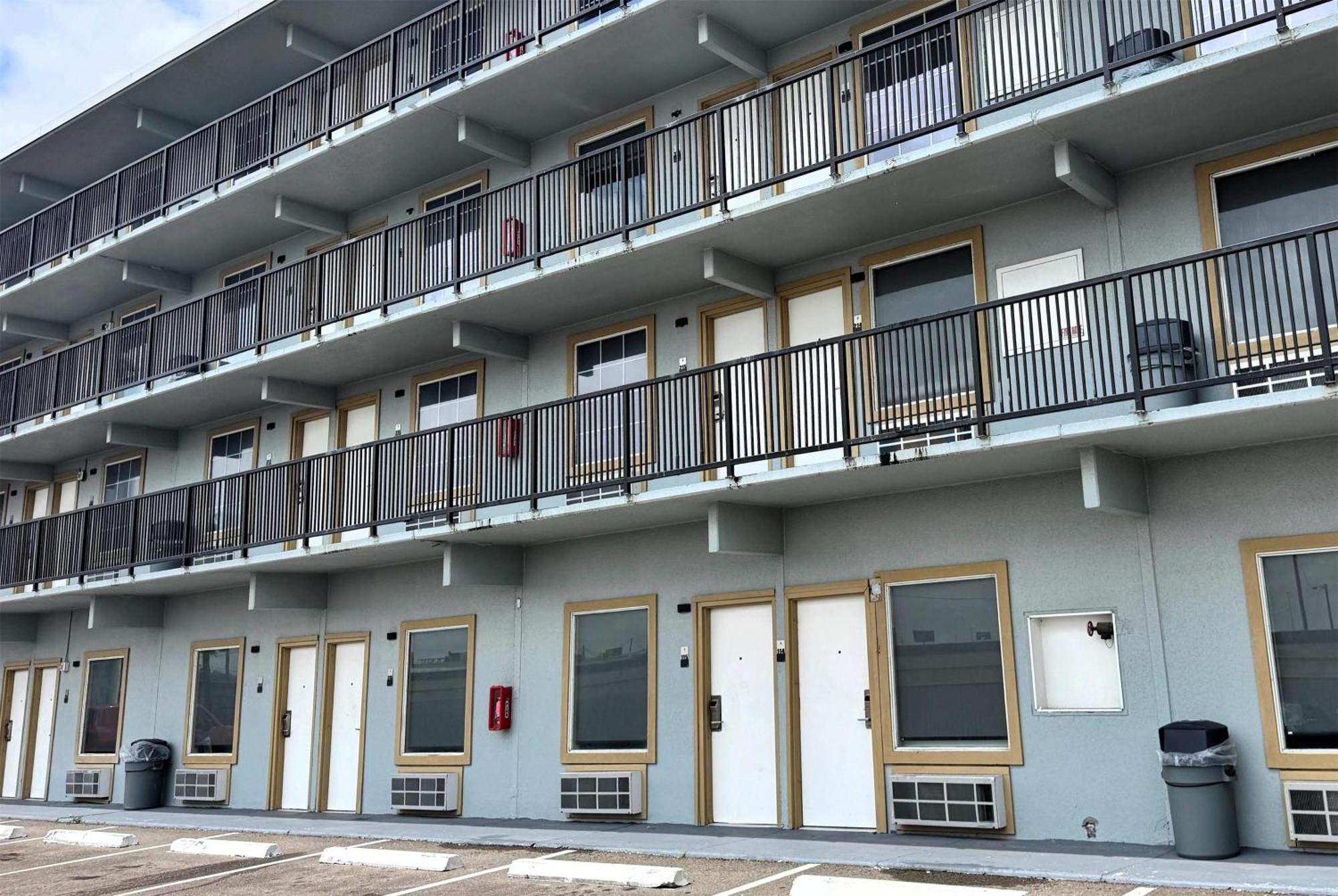 Super 8 By Wyndham Corpus Christi Airport Hotel Екстериор снимка